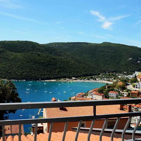 Three-bedroom Near Sea *
