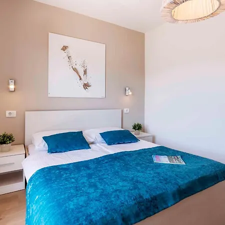Three-bedroom Near Sea Apartman *