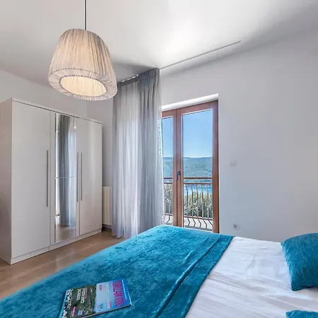 Three-bedroom Near Sea
