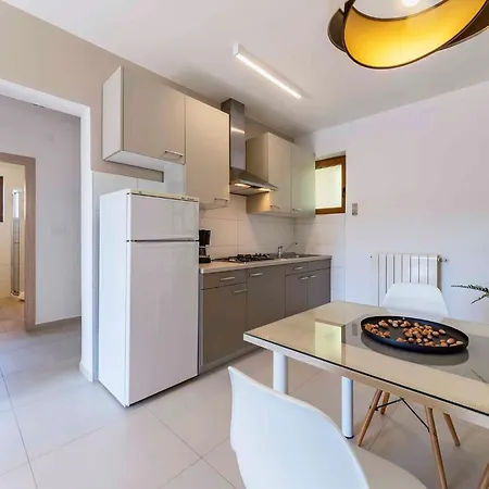 Three-bedroom Near Sea *