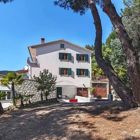 Three-bedroom Near Sea