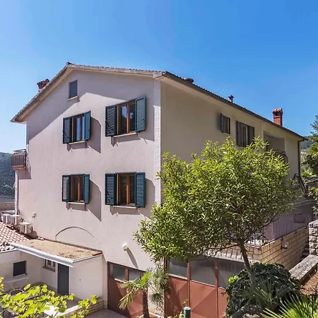 Three-bedroom Near Sea *