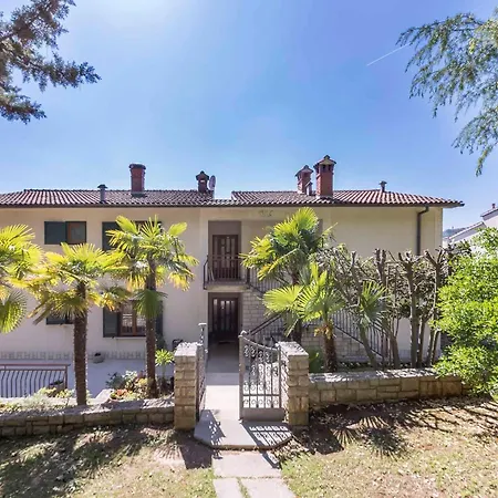 Three-bedroom Near Sea * Rabac