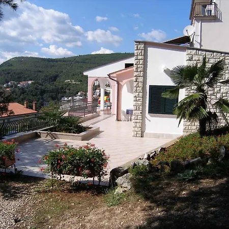 Three-bedroom Near Sea