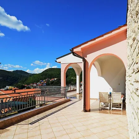 Three-bedroom Near Sea *