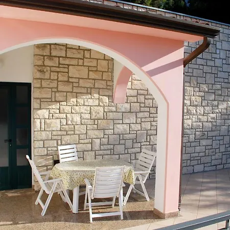 Apartment Three-bedroom Near Sea